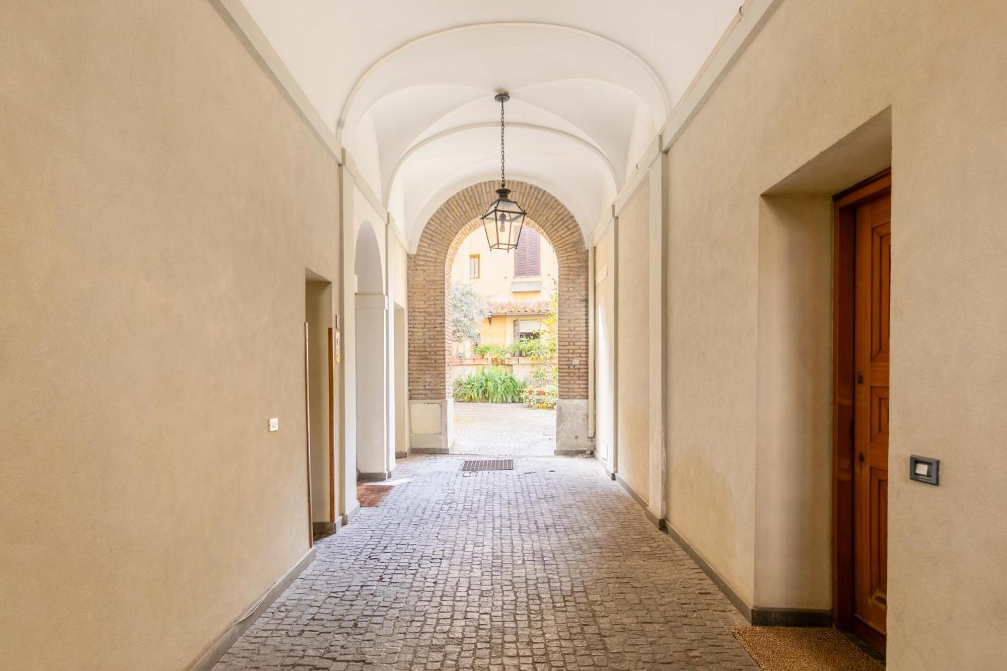 Quiet Trevi Fountain Apartment With Patio And Backyard Rzym Zewnętrze zdjęcie